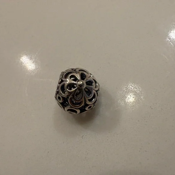 PANDORA ROUND FLORAL CHARM - Picture 2 of 6